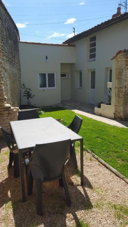 La Roseraie Neuville-du-Poitou Dış mekan fotoğraf